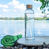 Lotus Vita Glas-Trinkflasche mit und ohne Hülle in der Natur