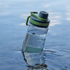 sportliche Trinkflasche von Lotus Vita in grün mit grauem Deckel im Wasser