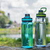 Blaue und grüne Sport-Trinkflaschen von Lotus Vita am Rhein im Sommer