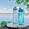 2 handliche Trinkflaschen in blau und grau für Sport und Freizeit draußen am See