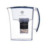 Produktbild: Wasserfilter Kanne LOTUS in blau mit NATURA PLUS Filter seitliche Ansicht.