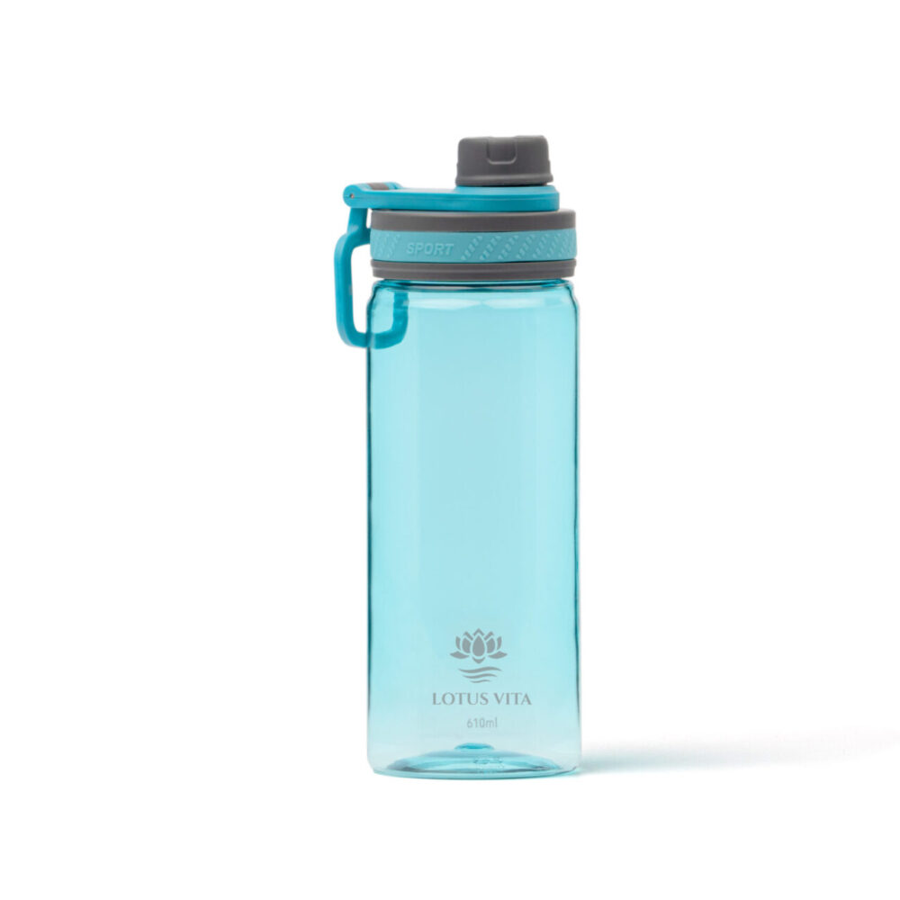 Hellblaue, durchsichtige 610ml Sport-Trinkflasche aus Tritan mit grau-blauem Schraubverschluss und Tragegriff, verziert mit dem Lotus Vita Logo.