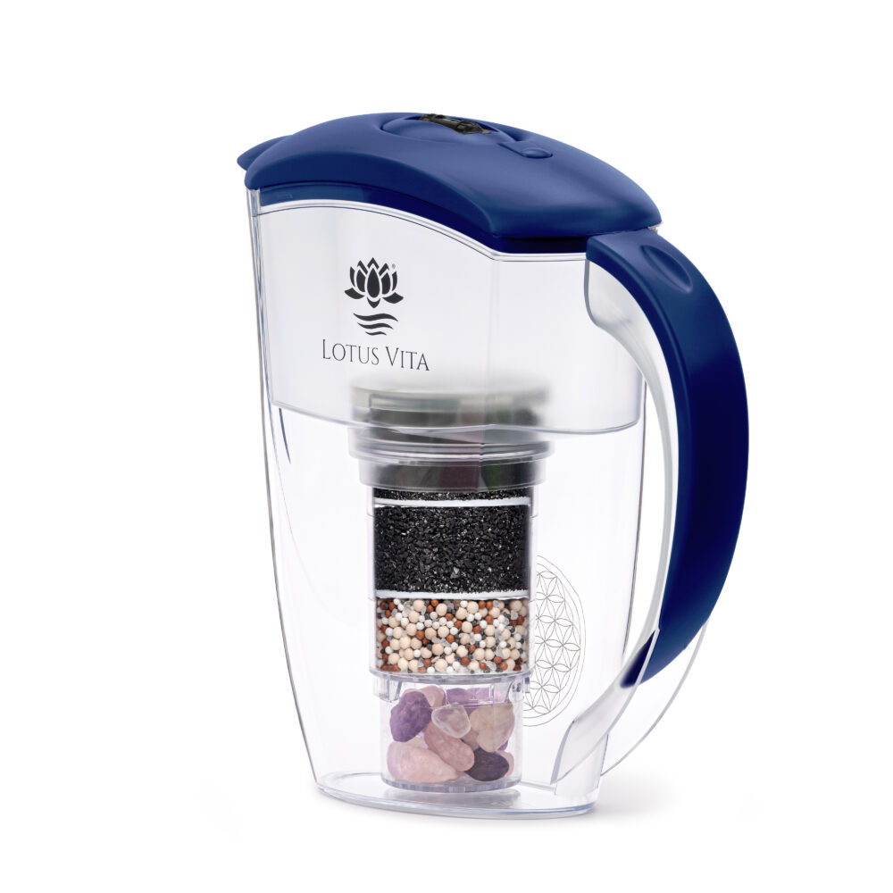 Produktbild: Wasserfilter Kanne Esprit von Lotus Vita mit Deckel und Griff in dunkelblau.