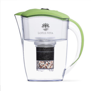 Transparente Wasserfilter-Karaffe mit pistaziengrünem Deckel und Griff, die eine mehrstufige Filterkartusche zur Reinigung von Trinkwasser enthält.