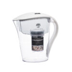 Eine weiße Wasserfilter-Kanne mit transparentem Behälter, die den mehrschichtigen Filter im Inneren zeigt.