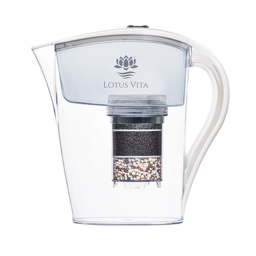 Eine weiße Wasserfilter-Kanne von Lotus Vita mit einer sichtbaren, mehrstufigen Filterkartusche, die Aktivkohle und mineralische Schichten zeigt.