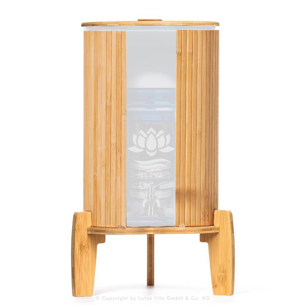 Produktbild: Sockel, Deckel und Lichtschutz in Bambus für den Standfilter 8L von Lotus Vita.