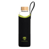 Glas-Trinkflasche mit 710ml Fassungsvermögen und Bambusdeckel, geschützt von einer schwarz-grünen Neoprenhülle mit Trageschlaufe.