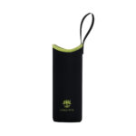 Schwarze Neopren-Schutzhülle mit hellgrünem Rand und Trageschlaufe, verziert mit dem Lotus Vita Logo.