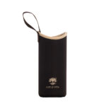 Zweifarbige Neopren-Schutzhülle in braun und creme mit Trageschlaufe für eine Trinkflasche, verziert mit dem Lotus Vita Logo.