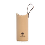 Neopren-Schutzhülle in Creme-Braun mit Trageschlaufe für eine Glas-Trinkflasche von Lotus Vita.