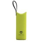Wendbare Neopren-Schutzhülle in leuchtendem Grün und Schwarz mit Trageschlaufe für eine Glas-Trinkflasche.