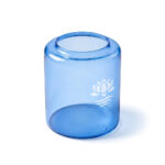 Blauer, zylindrischer Glas-Vorratstank mit offener Oberseite und weißem Lotusmotiv, schräg von vorn gezeigt.