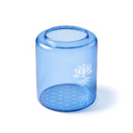 Blauer Glas-Vorratstank für einen Standwasserfilter mit weißem Lotusmotiv an der Seite und Blume des Lebens am Boden.