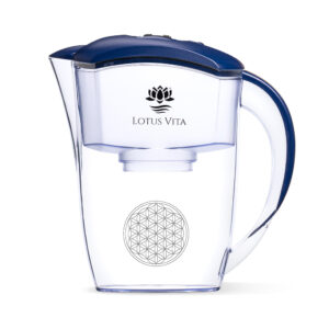 Produktbild: Wasserfilter Kanne Esprit verziert mit Blume des Lebens und mit blauem Deckel und Griff.