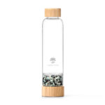 Glas-Trinkflasche von Lotus Vita mit Bambusdeckel und einem separaten Bodenfach, das mit einer Mischung aus Turmalin- und Amazonit-Kristallsteinen gefüllt ist.