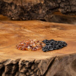 Obsidian Karneol auf Holz.