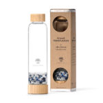 Produktbild: Glas-Kristallsteinflasche von Lotus Vita mit Lapislazuli Bergkristall und Verpackung.