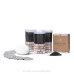 Jahresvorrat an Ersatzfiltern für einen Lotus Vita Wasserfilter, bestehend aus drei Filterkartuschen, einem Keramikfilter, Kalkfilterpads und einem Kalkfilter-Nachfüllset.