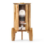 Ein Stand-Wasserfilter aus massivem Akazienholz mit einem Glasbehälter, sichtbaren Filterkartuschen und einem Zapfhahn aus Edelstahl.