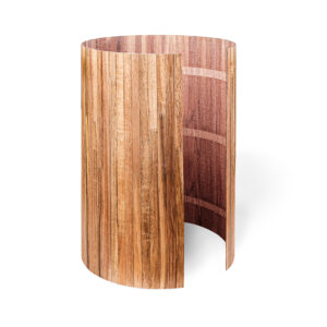 Eleganter Wasserfilter-Standspender von Lotus Vita mit einem Gehäuse aus Akazienholz als Lichtschutz, das einen Glasbehälter freilegt.