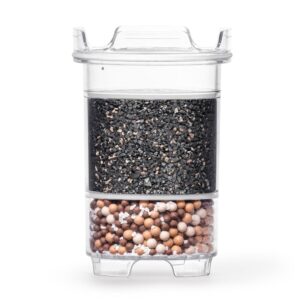 Eine transparente Wasserfilter-Kartusche, die im oberen Bereich mit Aktivkohle und im unteren Bereich mit Mineralkugeln gefüllt ist.