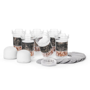 Jahresvorrat an Ersatzfiltern für Lotus Vita Wasserfilter-Systeme, bestehend aus Filterkartuschen, Kalkfilterpads und Keramikfiltern.