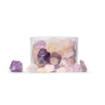 Transparentes Kristallsteinfach, gefüllt mit einer Mischung aus Rosenquarz-, Amethyst- und Bergkristall-Rohsteinen zur Wasserenergetisierung.