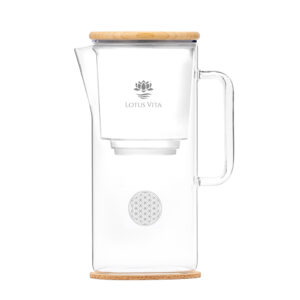 Eine elegante Glas-Filterkanne mit einem Bambusdeckel und dem eingravierten Symbol der Blume des Lebens, auf einem Korkuntersatz stehend.