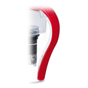 Nahaufnahme der roten Ersatz-Griffschale, montiert an einer transparenten Wasserfilterkanne mit sichtbarer Filterkartusche.