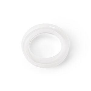 Transluzente, weiße Ersatzdichtung aus Silikon für einen Keramik-Wasserfilter, freigestellt auf weißem Hintergrund.